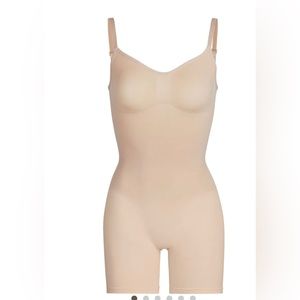 SIKMS SCULPTING BODYSUIT MID THIGH W. OPEN GUSSET